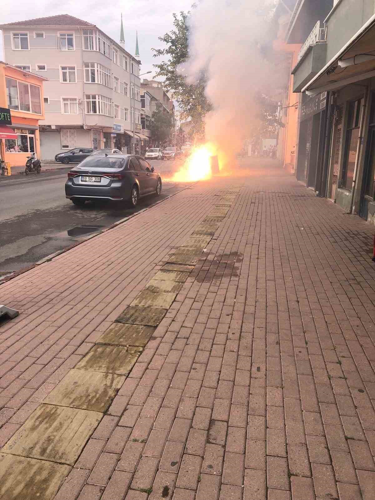 Kamyonun &ccedil;arptığı elektrik panosu alev aldı
