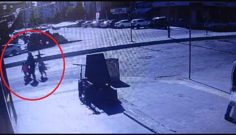 Diyarbakır&rsquo;da otomobilin &ccedil;ocuğa &ccedil;arptığı anlar kamerada
