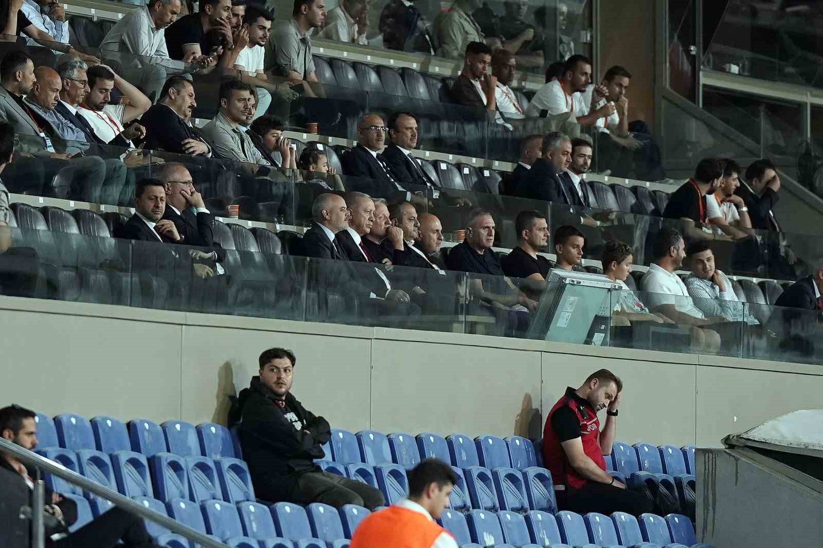 UEFA Konferans Ligi 2. Ön Eleme Turu: Başakşehir: 4 - La Fiorita: 0 (İlk yarı)
