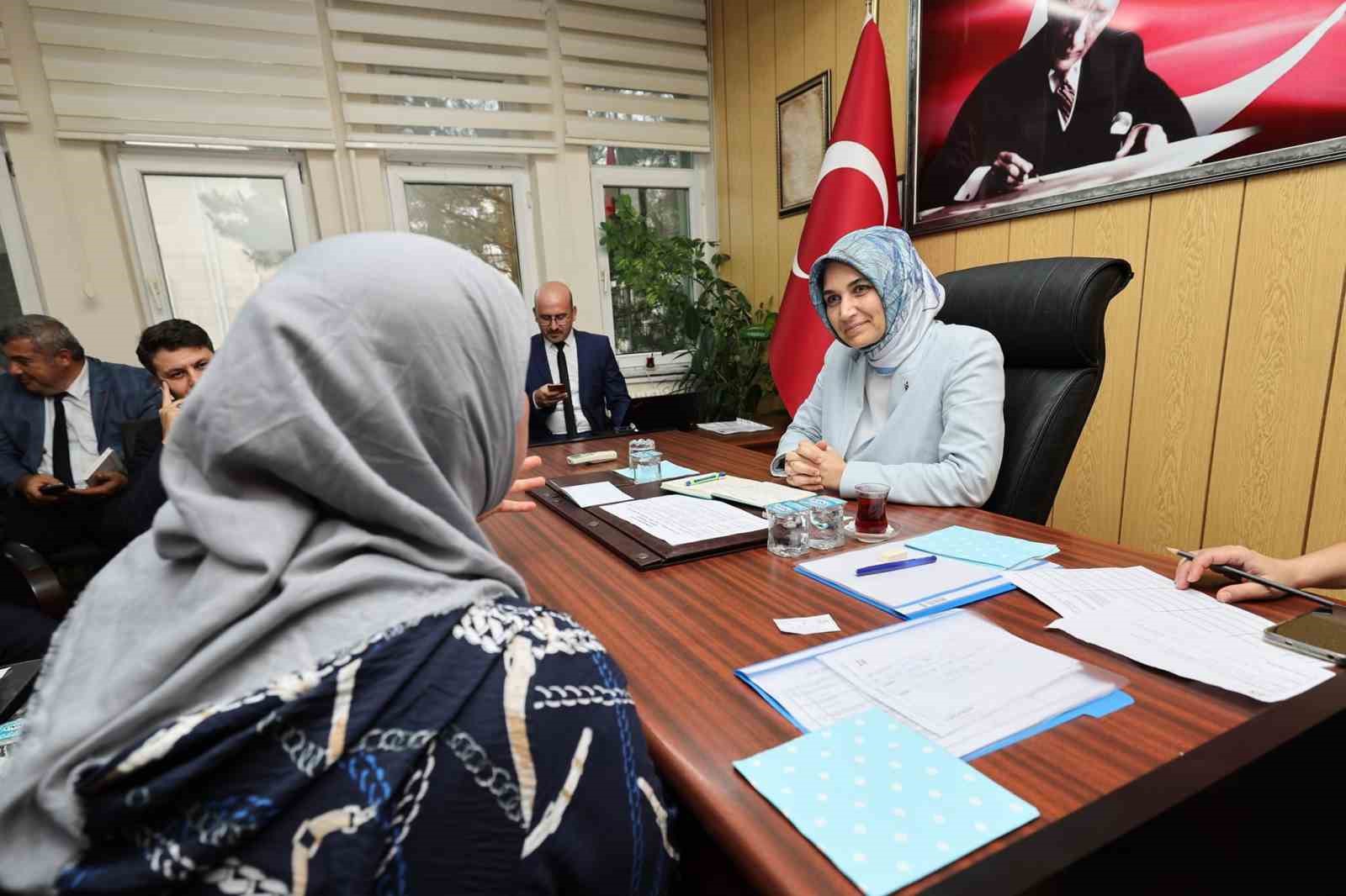 Vali Yiğitbaşı, Sandıklı&rsquo;da vatandaşları dinledi
