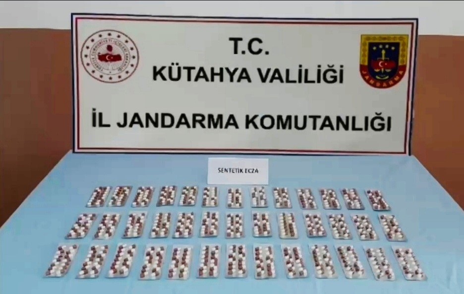 K&uuml;tahya&rsquo;da aracında uyuşturucu hap ele ge&ccedil;irilen ş&uuml;pheli tutuklandı

