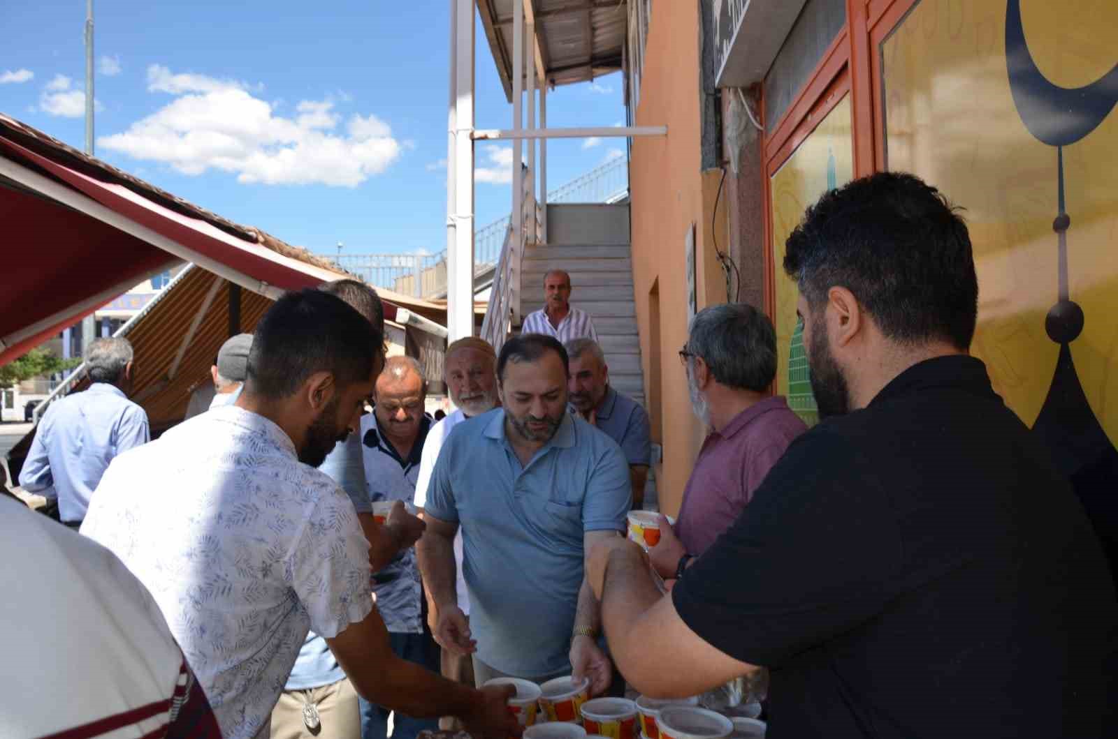 Tercan’da camii cemaatine aşure dağıtıldı