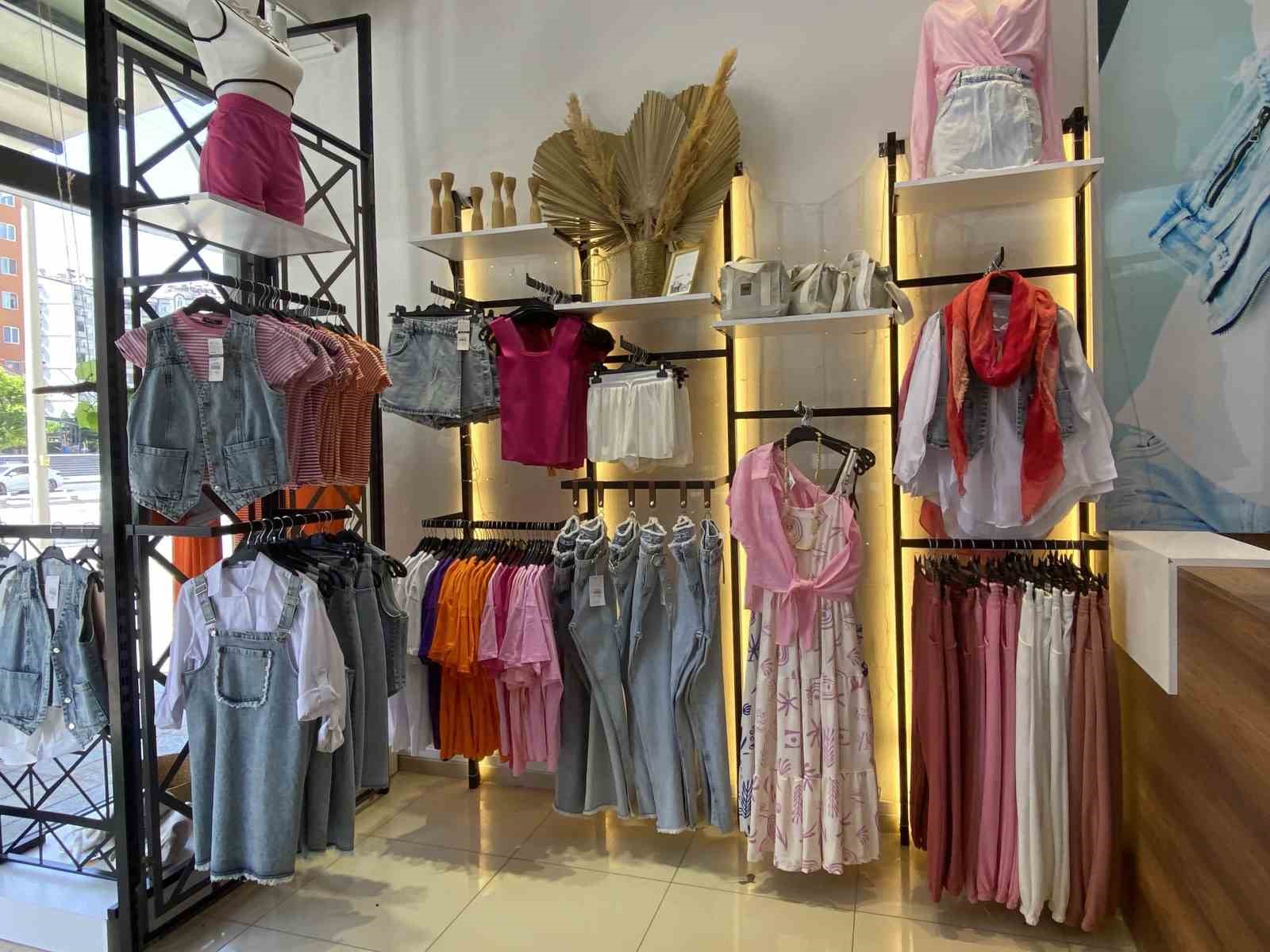 Adanalı tekstilci T&uuml;rkiye&rsquo;ye a&ccedil;ılıyor
