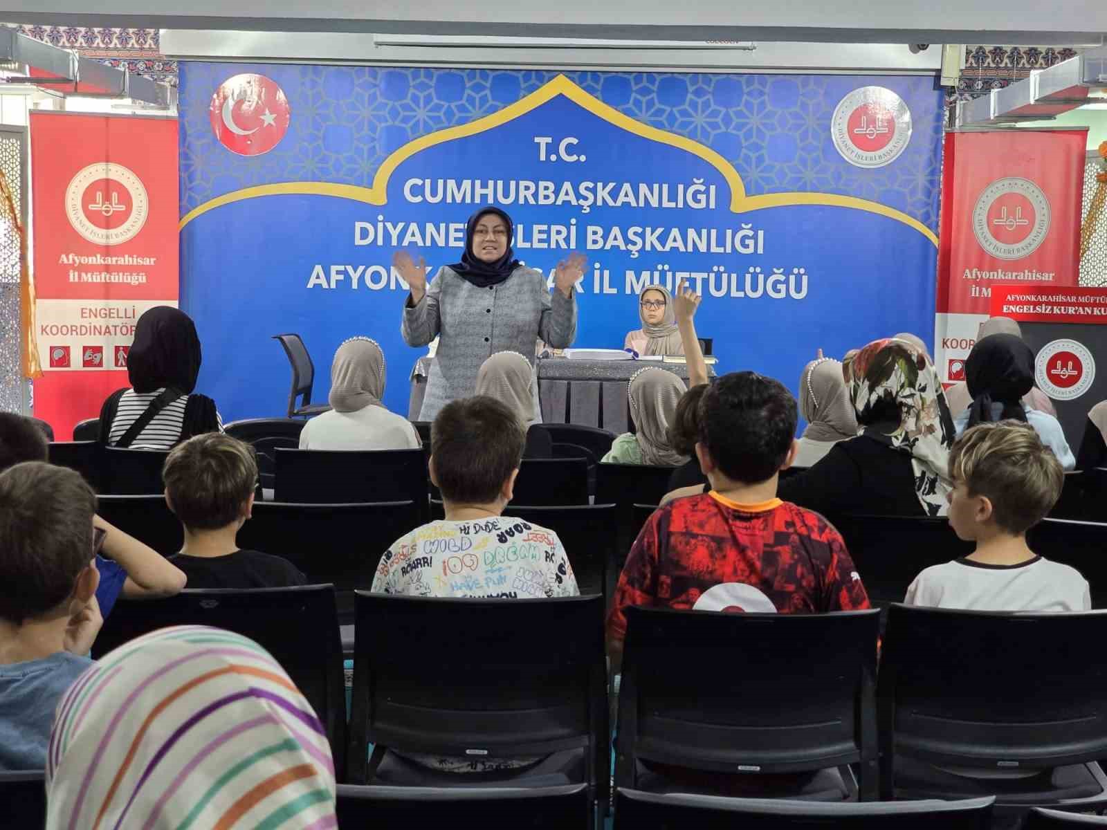 Engelsiz Kur’an Kursu’nda Braille Alfabeli Kur’an hediye edildi
