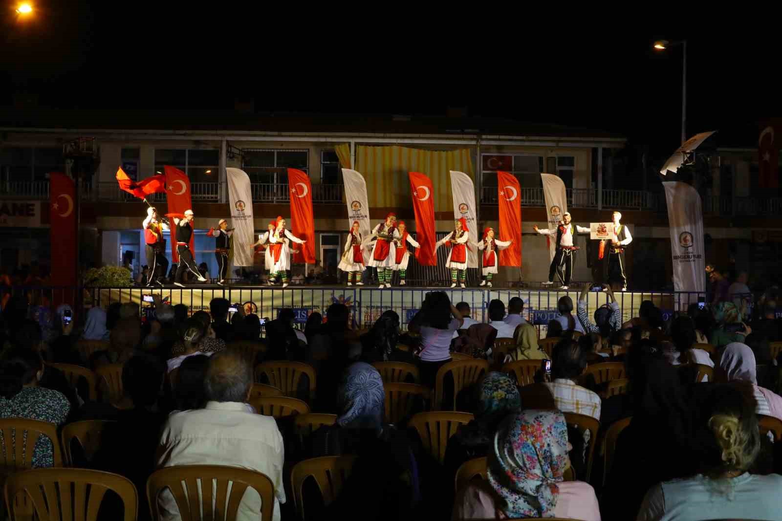 Denizli  B&uuml;y&uuml;kşehirin halk dansları festivali kentin d&ouml;rt bir yanında devam ediyor

