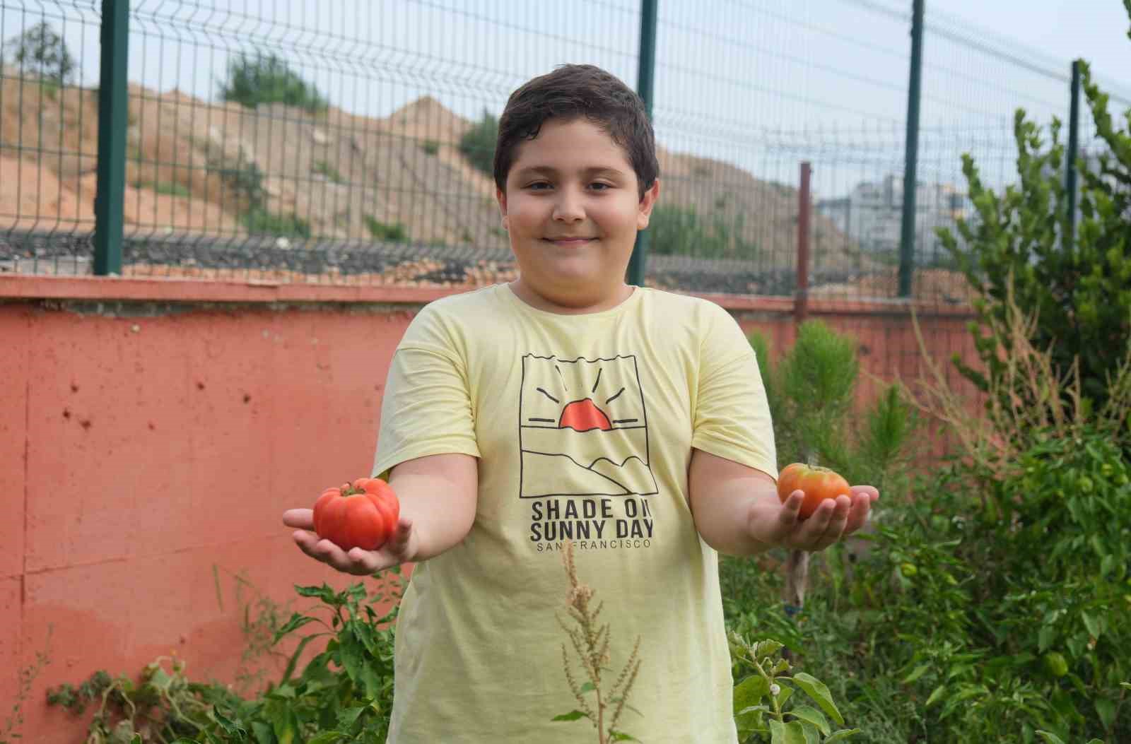 Adana Gen&ccedil;lik Merkezi &uuml;retiyor, &ccedil;ocuklar afiyetle yiyor
