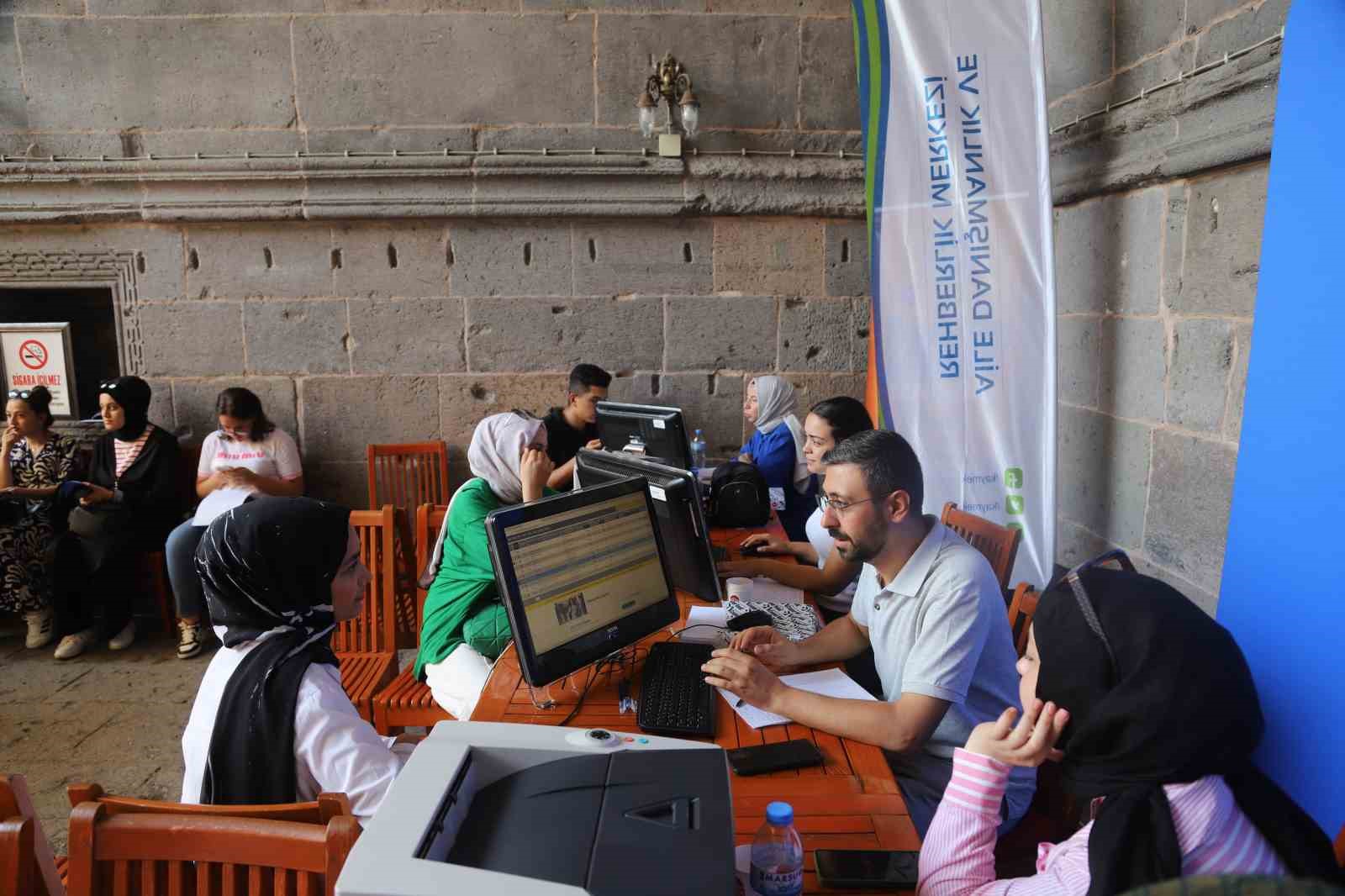 B&uuml;y&uuml;kşehirin &uuml;cretsiz YKS Tercih Danışmanlığı hizmetine gen&ccedil;lerden yoğun ilgi
