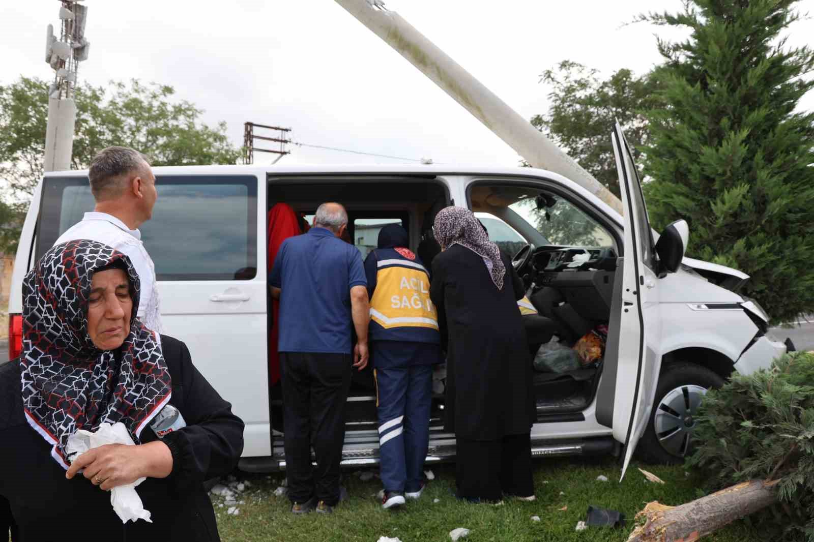 Kontrolden çıkan minibüs aydınlatma direğine çarptı: 2 yaralı