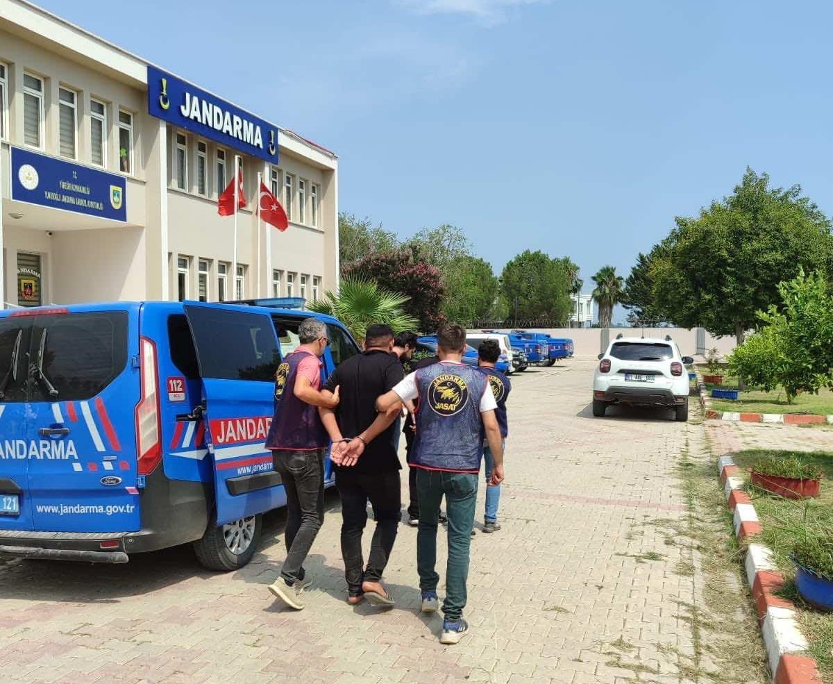 Adana&rsquo;da ev ve iş yerlerine ateş eden 2 kişi yakalandı
