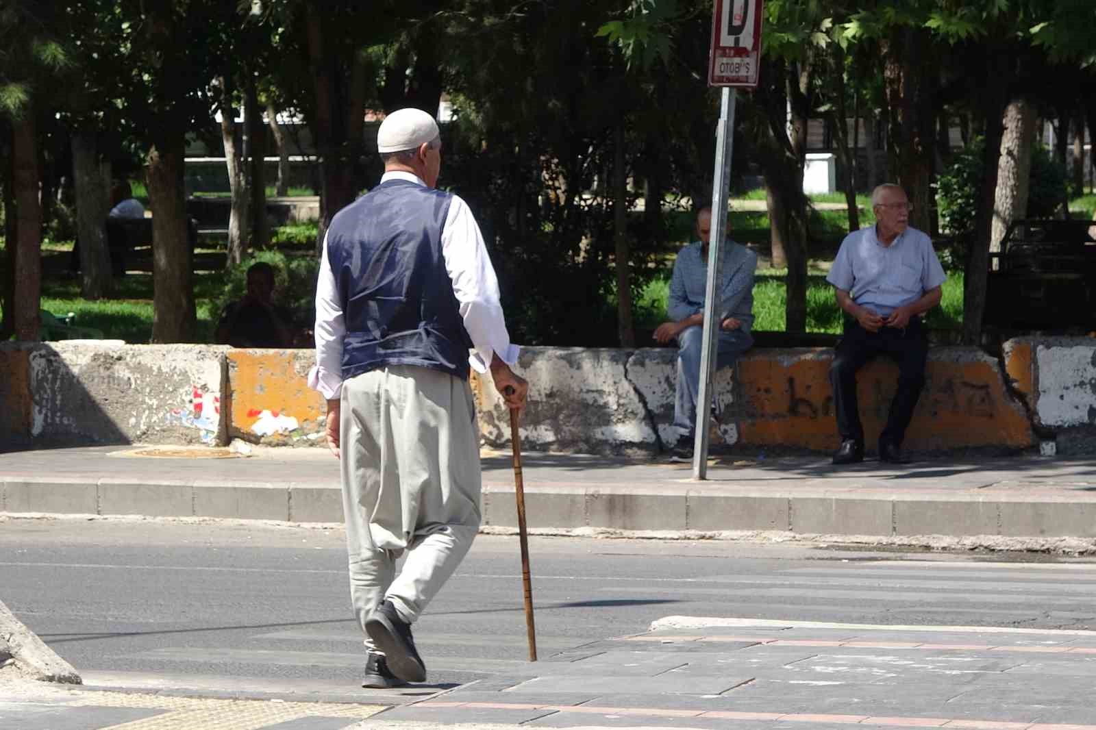 Trafik kazalarının meydana geldiği caddede esnaftan “ışık” talebi
