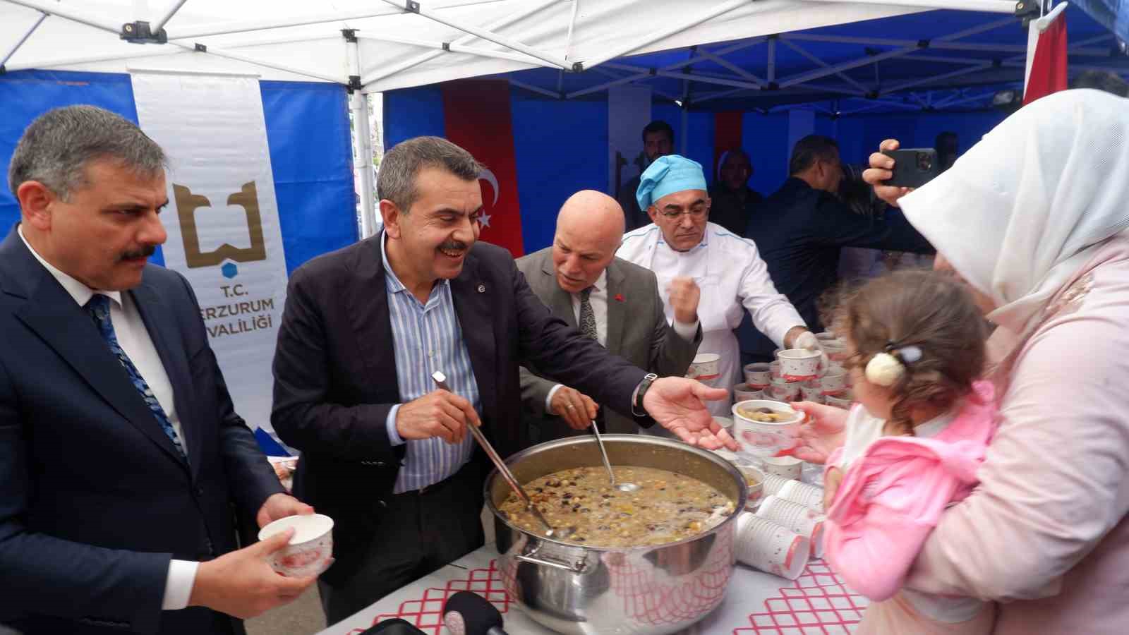 Bakan Tekin, Erzurum’da aşure dağıttı