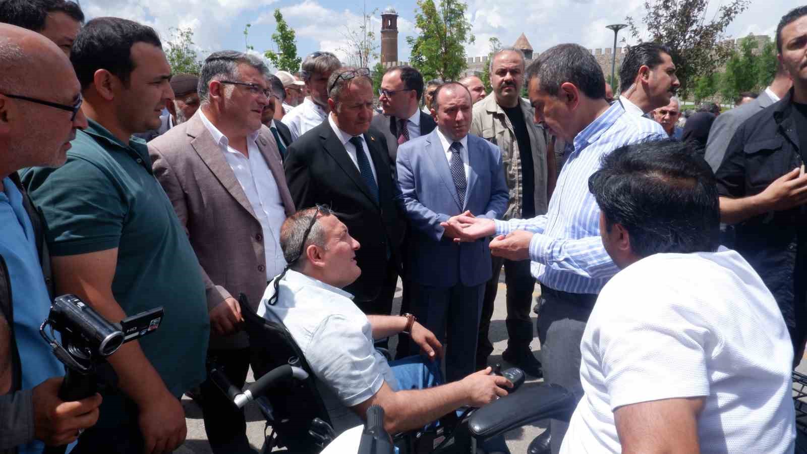 Bakan Tekin, Erzurum’da aşure dağıttı
