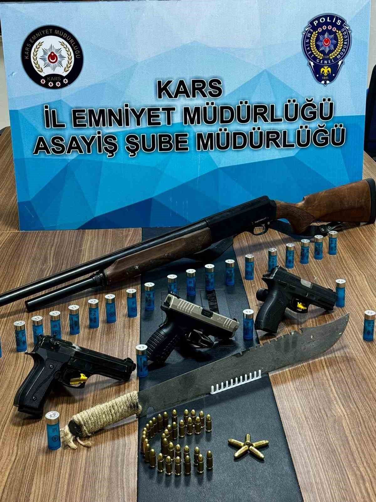 Kars’ta pala ve çok sayıda silah ele geçirildi