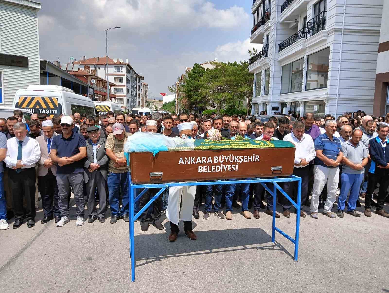 Kopan tır tekerinin çarpması sonucu hayatını kaybeden kız son yolculuğuna uğurlandı
