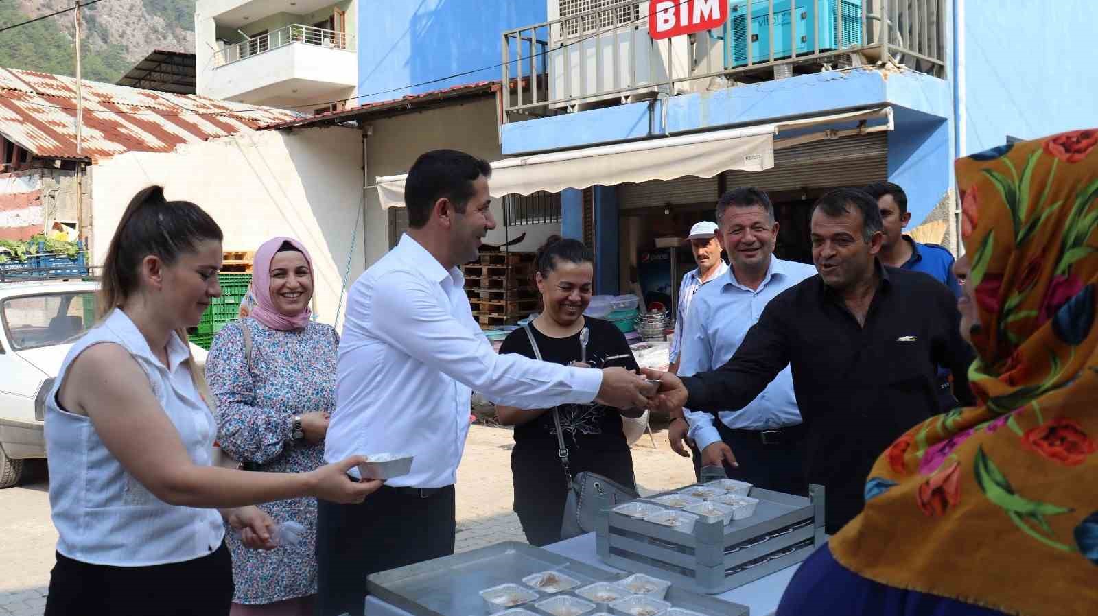 Başkan &Ouml;zen, pazarda esnaf ve vatandaşlara aşure ikram etti 