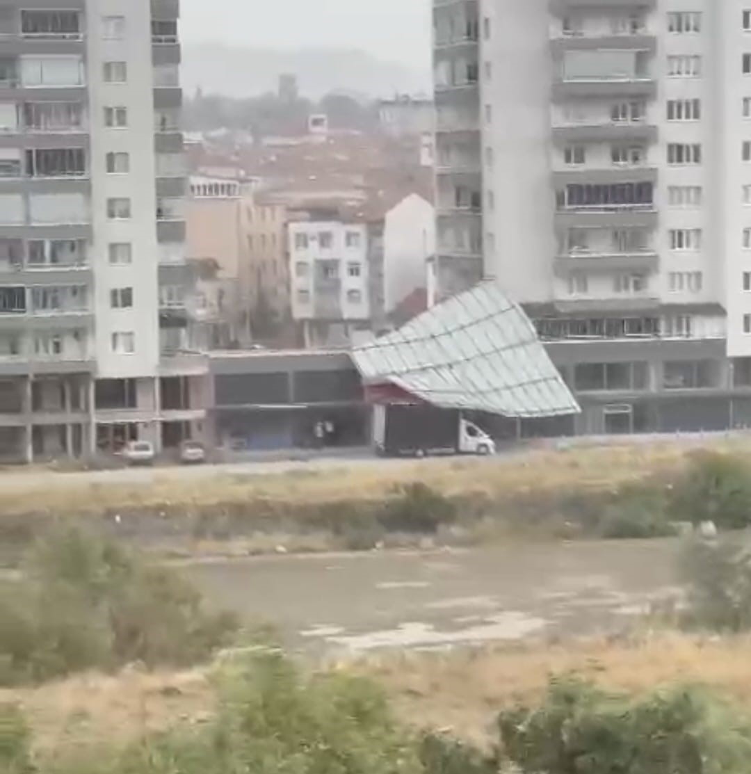 Şiddetli fırtına sitenin çatısını uçurdu
