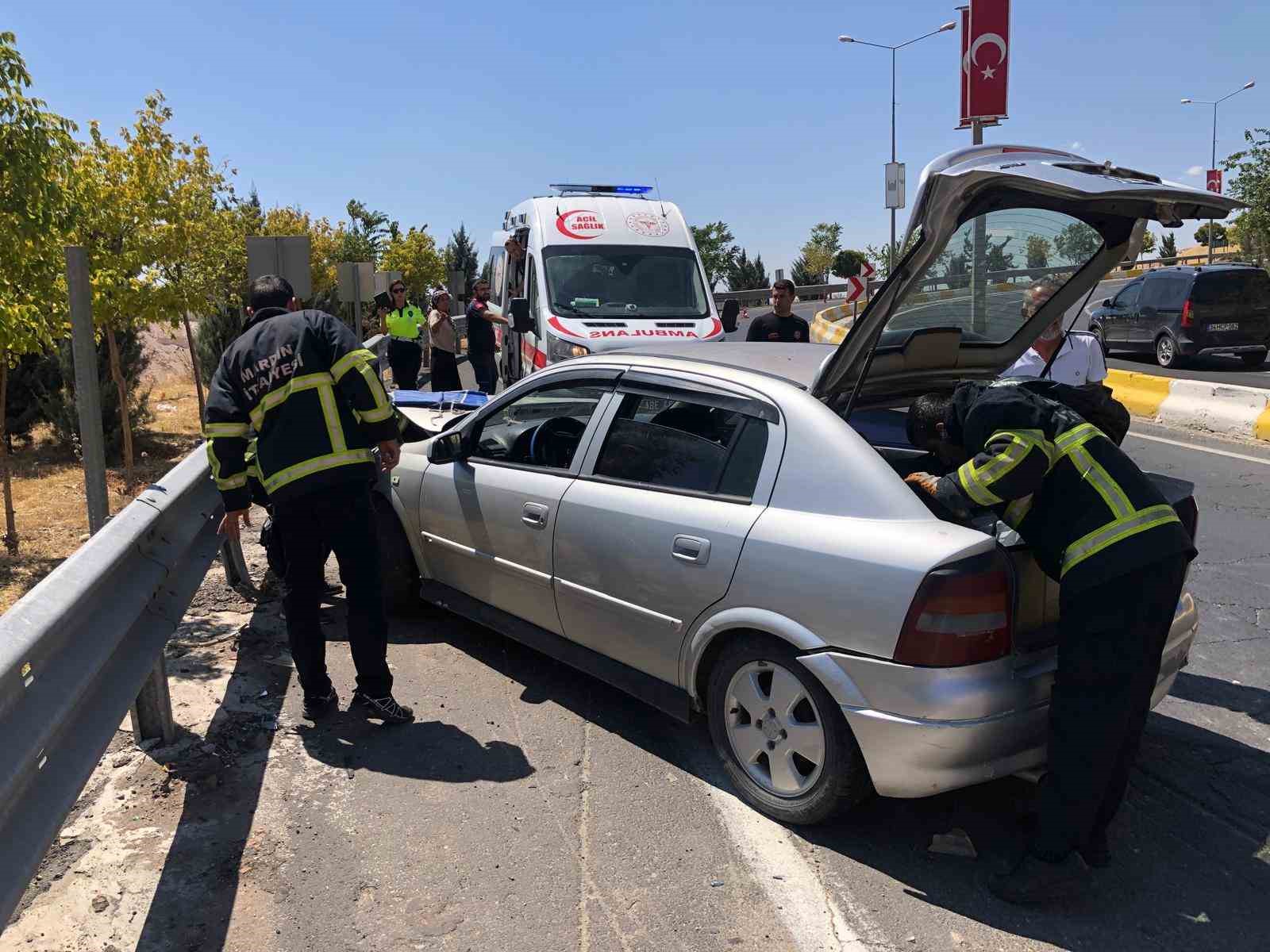 Mardin’de otomobil demir bariyerlere çarptı: 6 yaralı