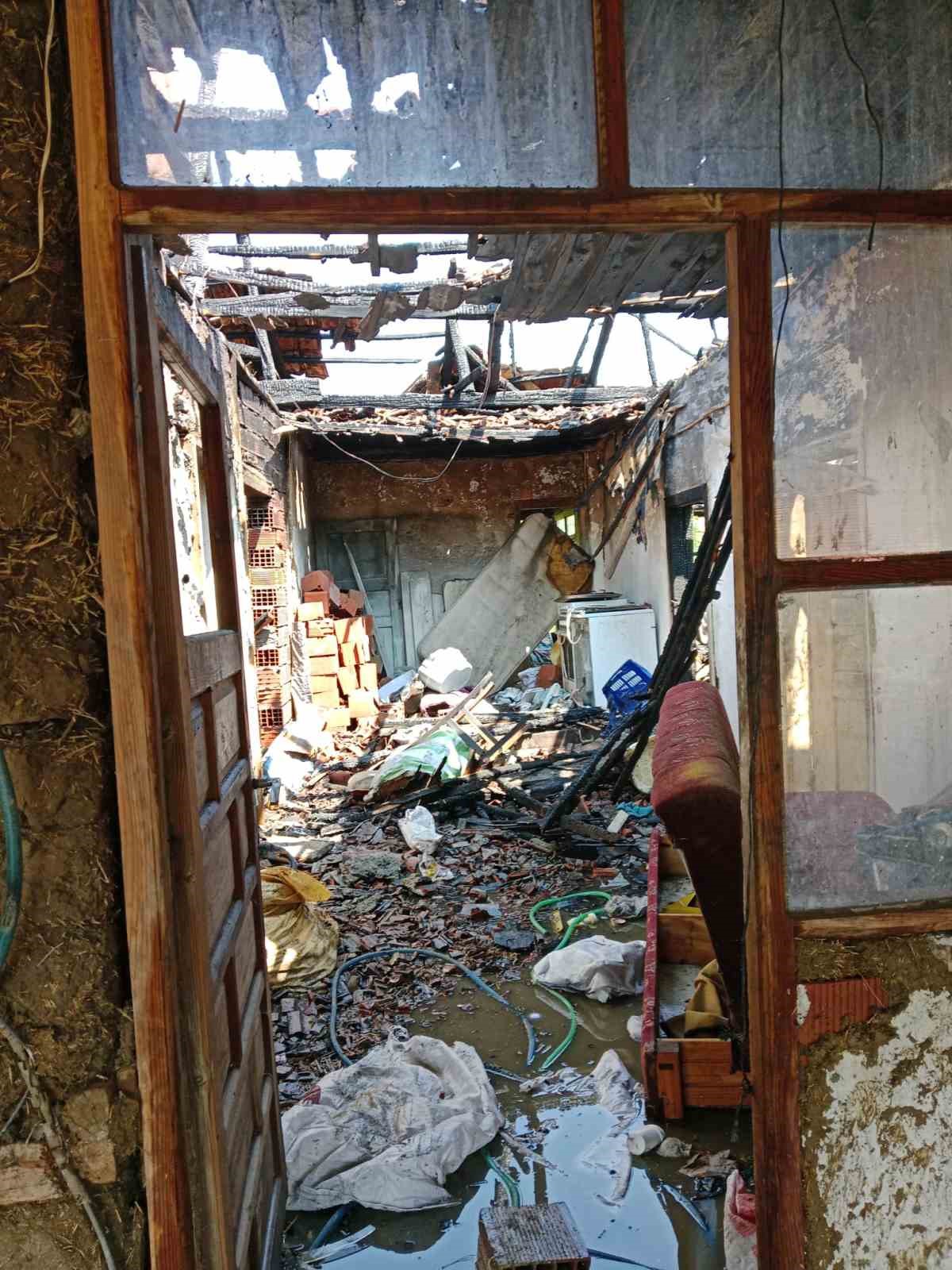 Elektrik ka&ccedil;ağı, evi kullanılamaz hale getirdi
