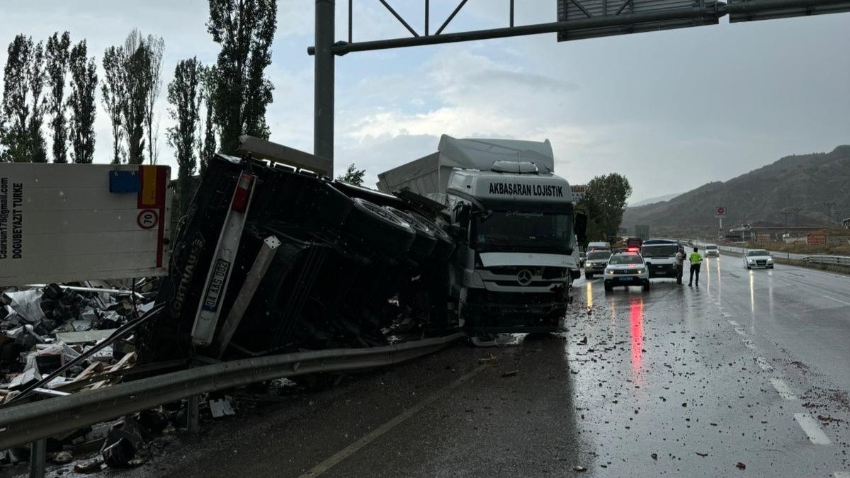 Makaslayan tırın dorsesi hurdaya döndü: Sürücü yara almadan kurtuldu
