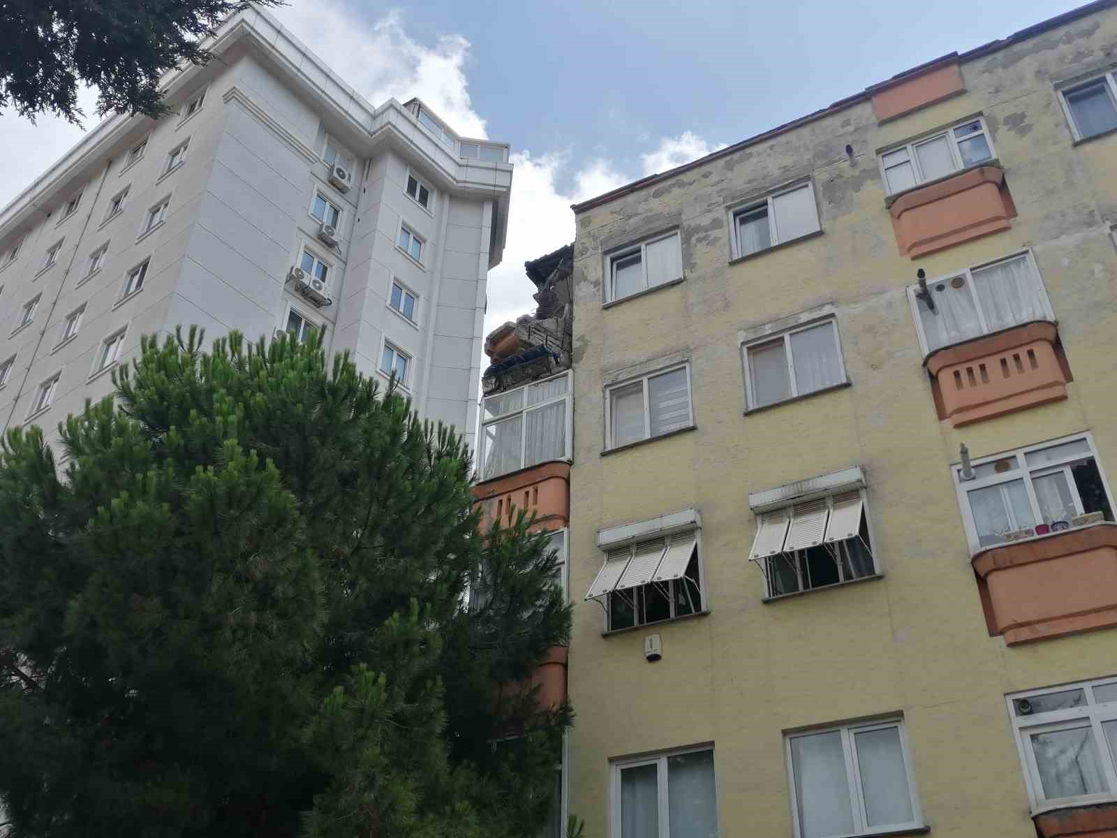 Kartal’da 4 katlı binada balkon çöktü
