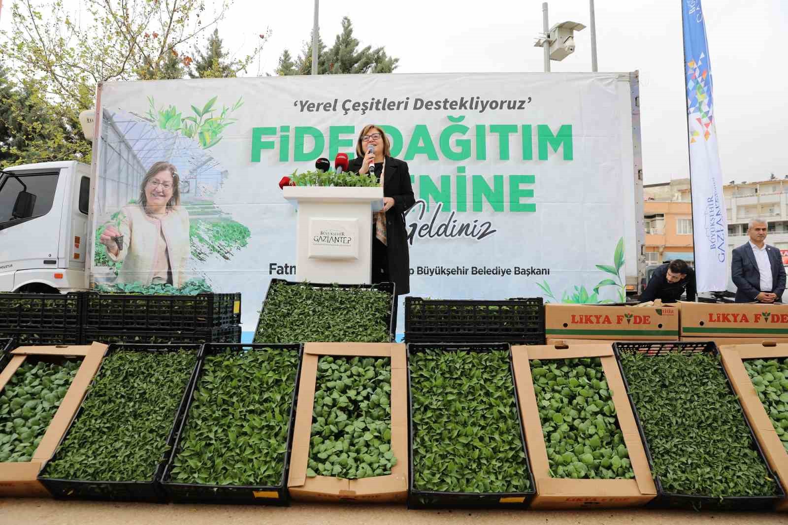 Büyükşehir ile çiftçinin yüzü gülüyor tarıma destek artarak sürüyor