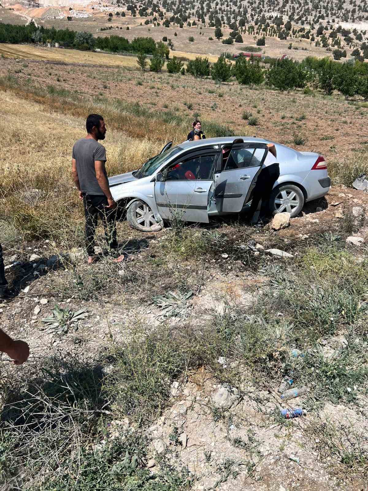 Burdur’da yoldan çıkan otomobil araziye savruldu: 8 yaralı
