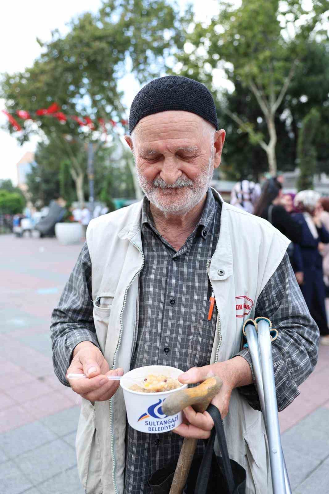 Sultangazi Belediye Başkanı Dursun vatandaşlara aşure dağıttı
