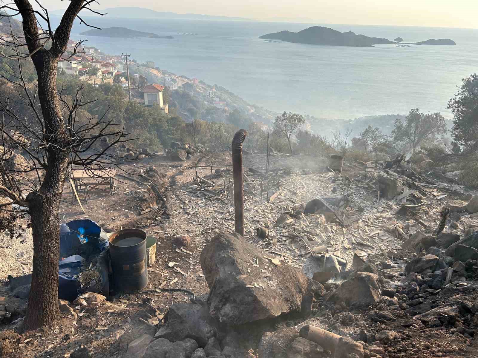 İzmir’in Dikili ilçesinde yerleşim yerlerine yaklaşan orman yangınında zeytin ağaçlarının da bulunduğu bahçedeki bağ evi yandı. Bahçenin sahibi Mehmet Karaçam, “10 yıllık emeğim 10 saniyede yok oldu” dedi.