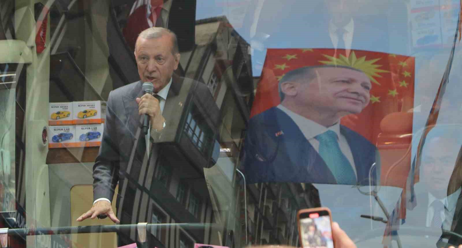Cumhurbaşkanı Recep Tayyip Erdoğan, memleketi Rize’nin Güneysu ilçesinde kendisini karşılayan hemşehrilerine seslendi. Cumhurbaşkanı Erdoğan, sahil dolgu alanında bulunan Rize Sahil Camii’nin kaydığına işaret ederek, şehir merkezinde büyük bir cami yapılacağıın söyledi.