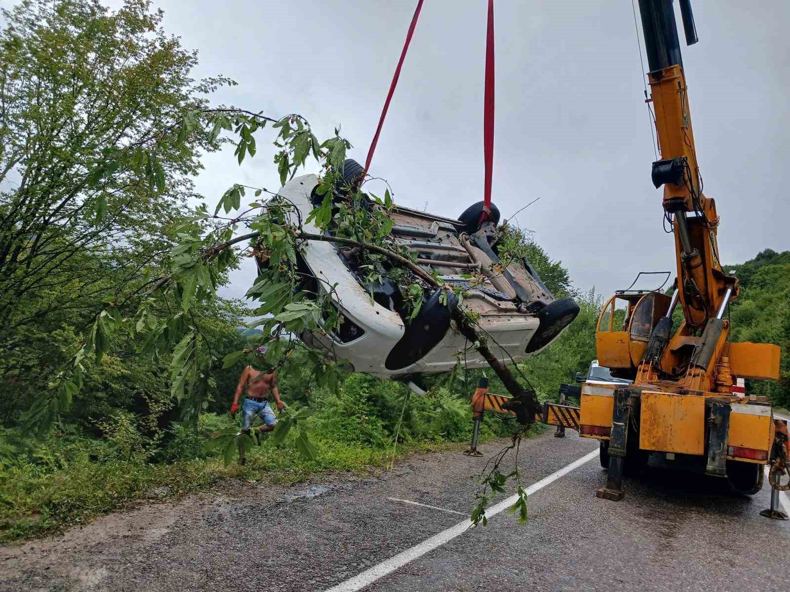 Bartın’da otomobil ırmağa uçtu: Sürücüyü itfaiye kurtardı
