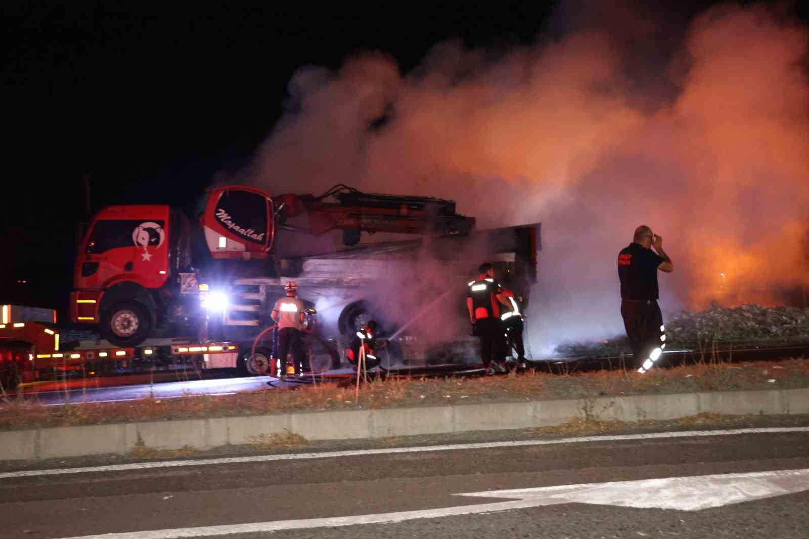 Nevşehir’de seyir halindeki tır alev alev yandı
