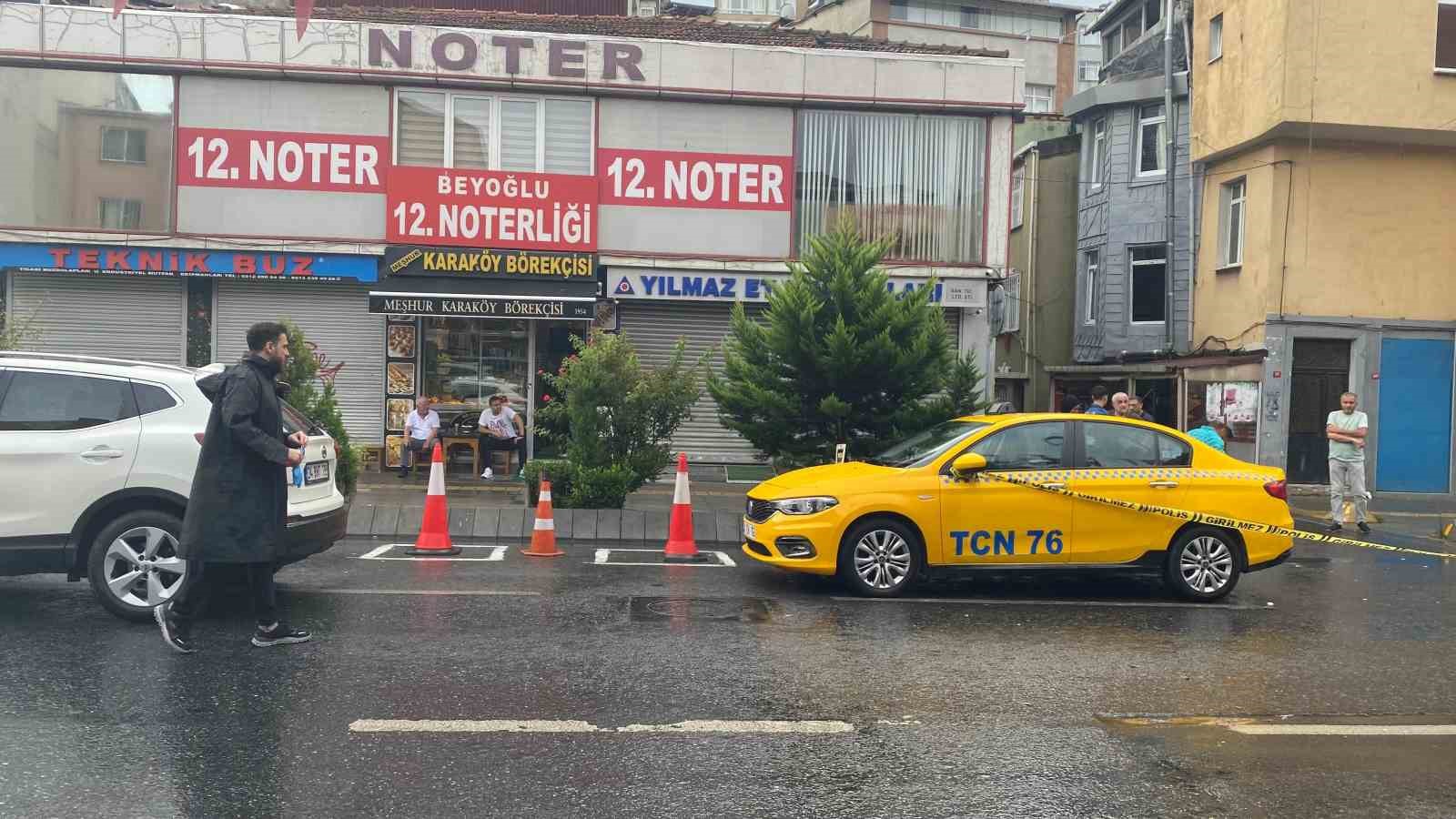 Beyoğlu’nda bir şahıs caddede rastgele ateş açtı, kurşunlar bir ticari taksiye isabet etti
