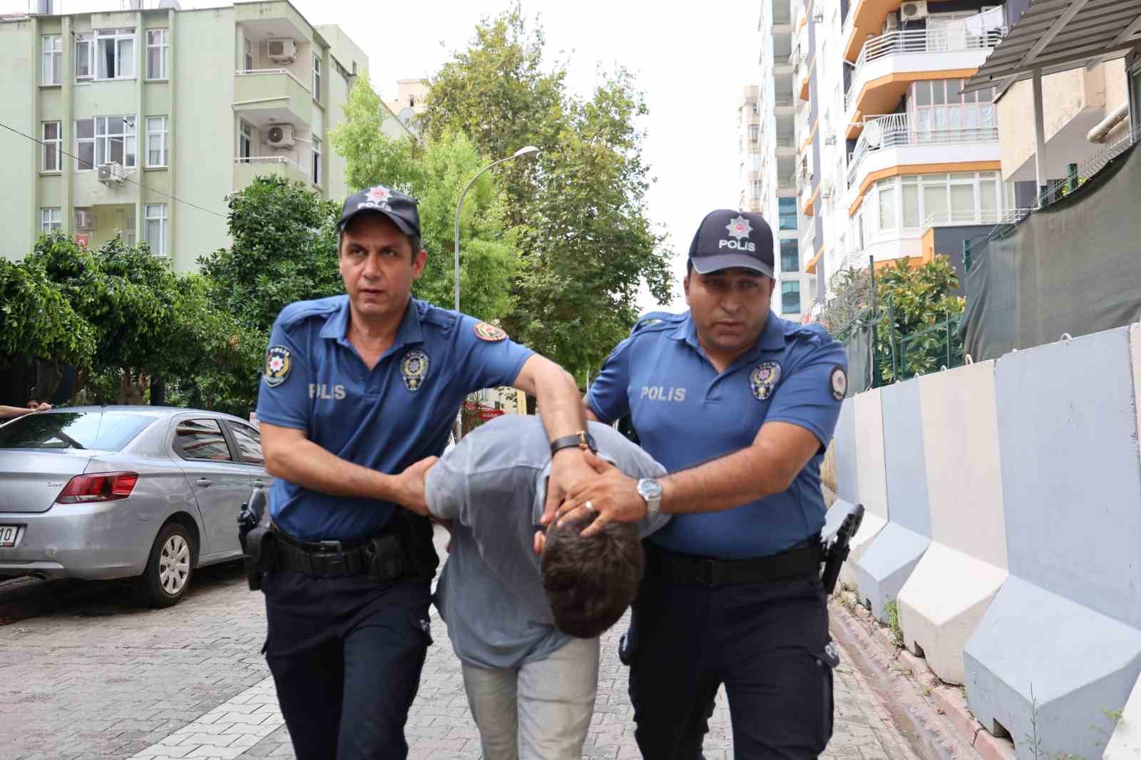 20 yaşında 53 yıl hapis cezasıyla aranan su&ccedil; makinesi Adana&rsquo;da parkta yakalandı
