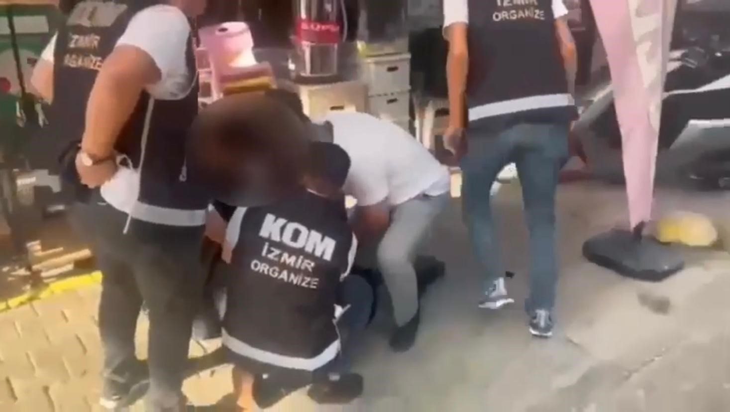 İzmir&rsquo;de esnaftan zorla hara&ccedil; toplayan &ccedil;eteye nefes kesen operasyon
