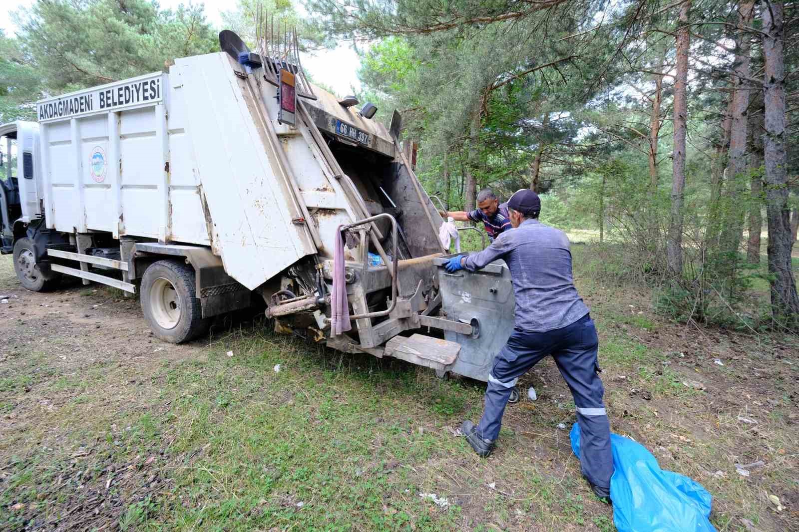 Akdağmadeni’nde ormanlık alanlar temizleniyor
