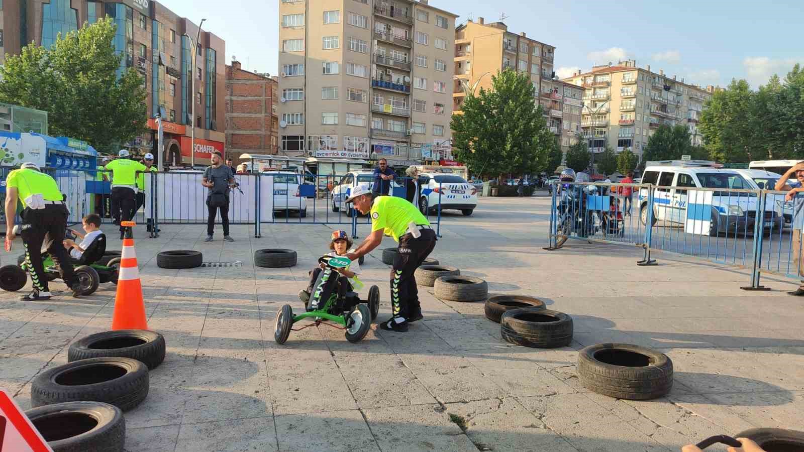 Kırşehir polisinden çocuklara ’trafik eğitimi’
