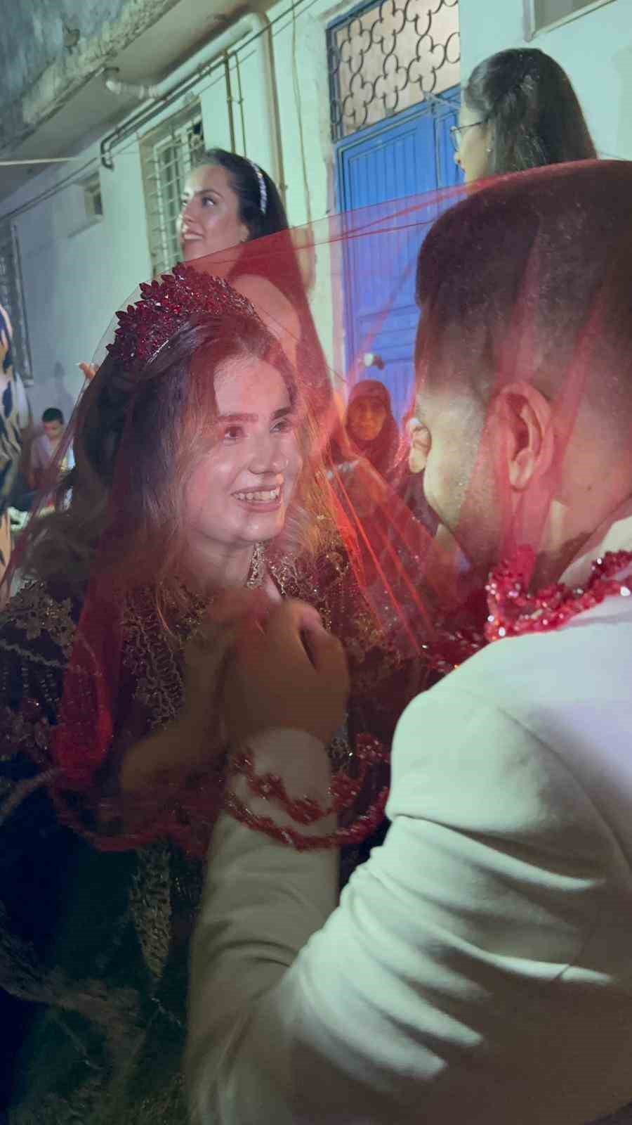 Depremde kaybettiği annesinin mezarına d&uuml;ğ&uuml;n davetiyesi bıraktı, kına gecesi y&uuml;rekleri ısıttı
