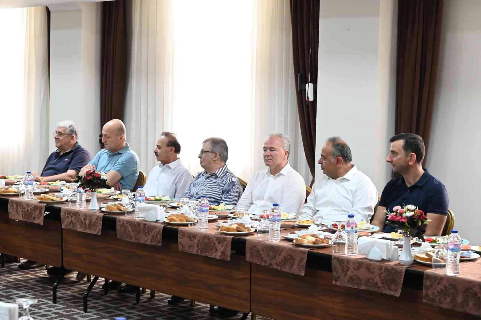Vali Ayg&ouml;l Boz&uuml;y&uuml;k&rsquo;te iş insanları ile bir araya geldi

