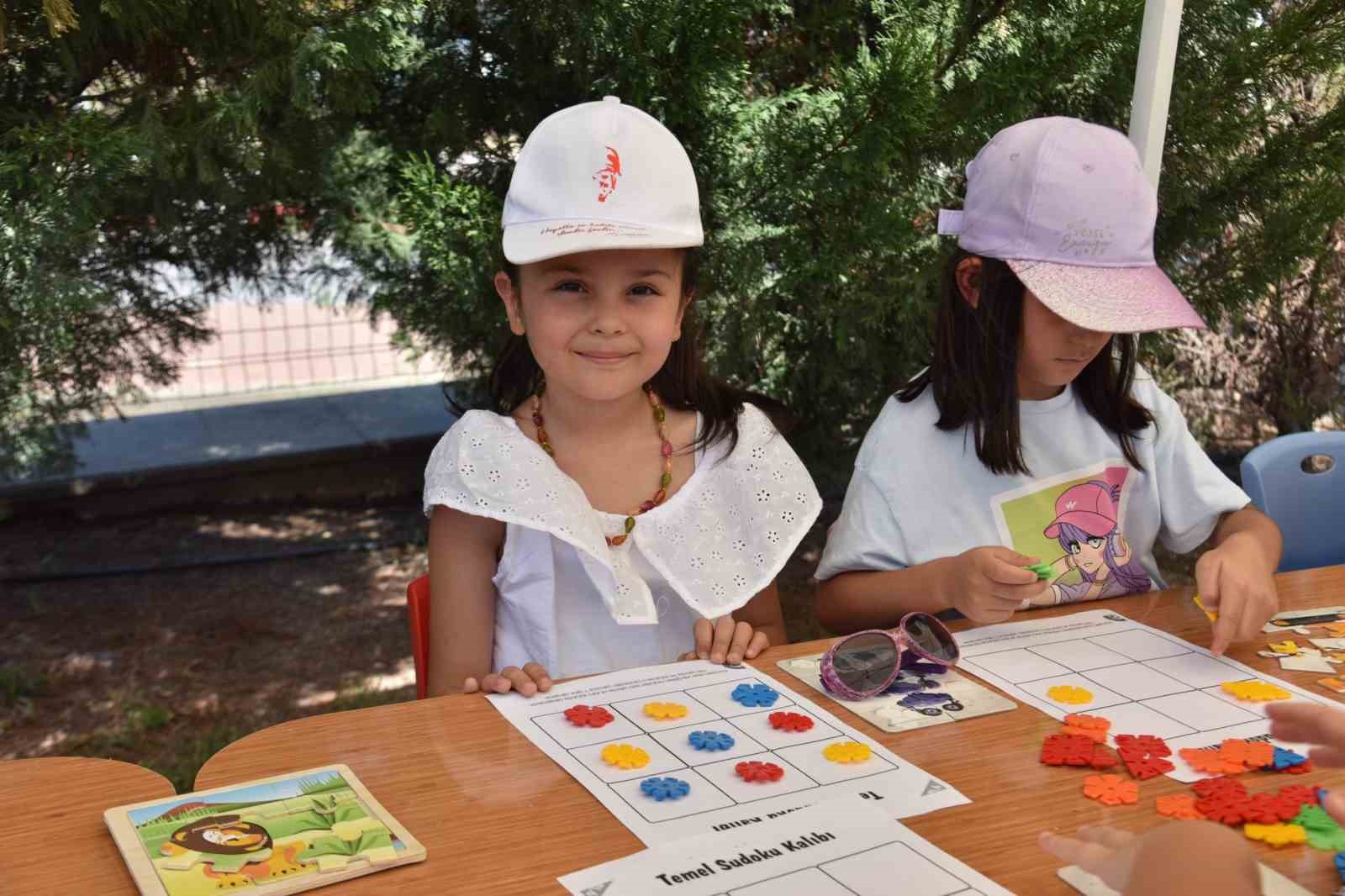 Yaz bilim at&ouml;lyelerinde &ccedil;ocuklar hem eğleniyor hem de &ouml;ğreniyor
