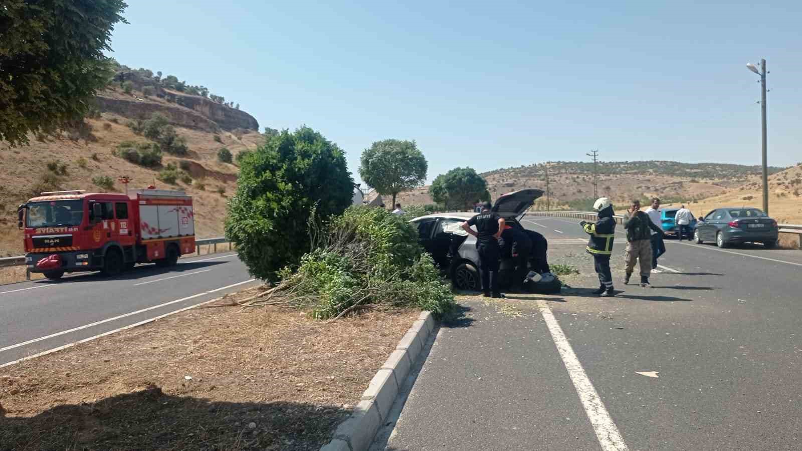 Sürücüsünün kontrolünden çıkan otomobil refüje çıktı: 1 yaralı
