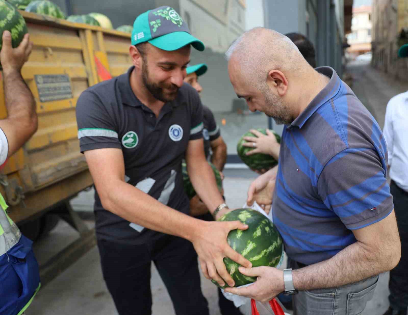 Tarlada kalan karpuzları çiftçiden aldılar, vatandaşa ücretsiz dağıttılar