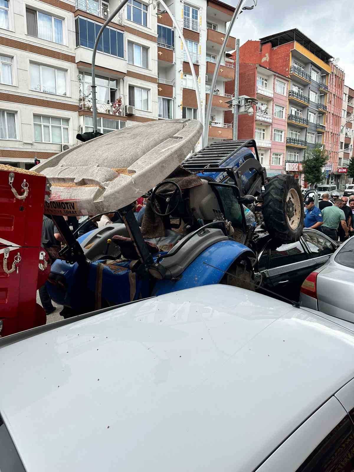 Tokat’ta freni boşalan traktör aracın üstüne çıkarak durabildi
