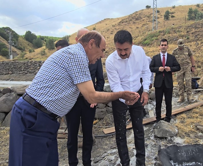 Vali Tekbıyıkoğlu, Türkiye’nin en kaliteli tuzunun üretildiği tuzlaları inceledi
