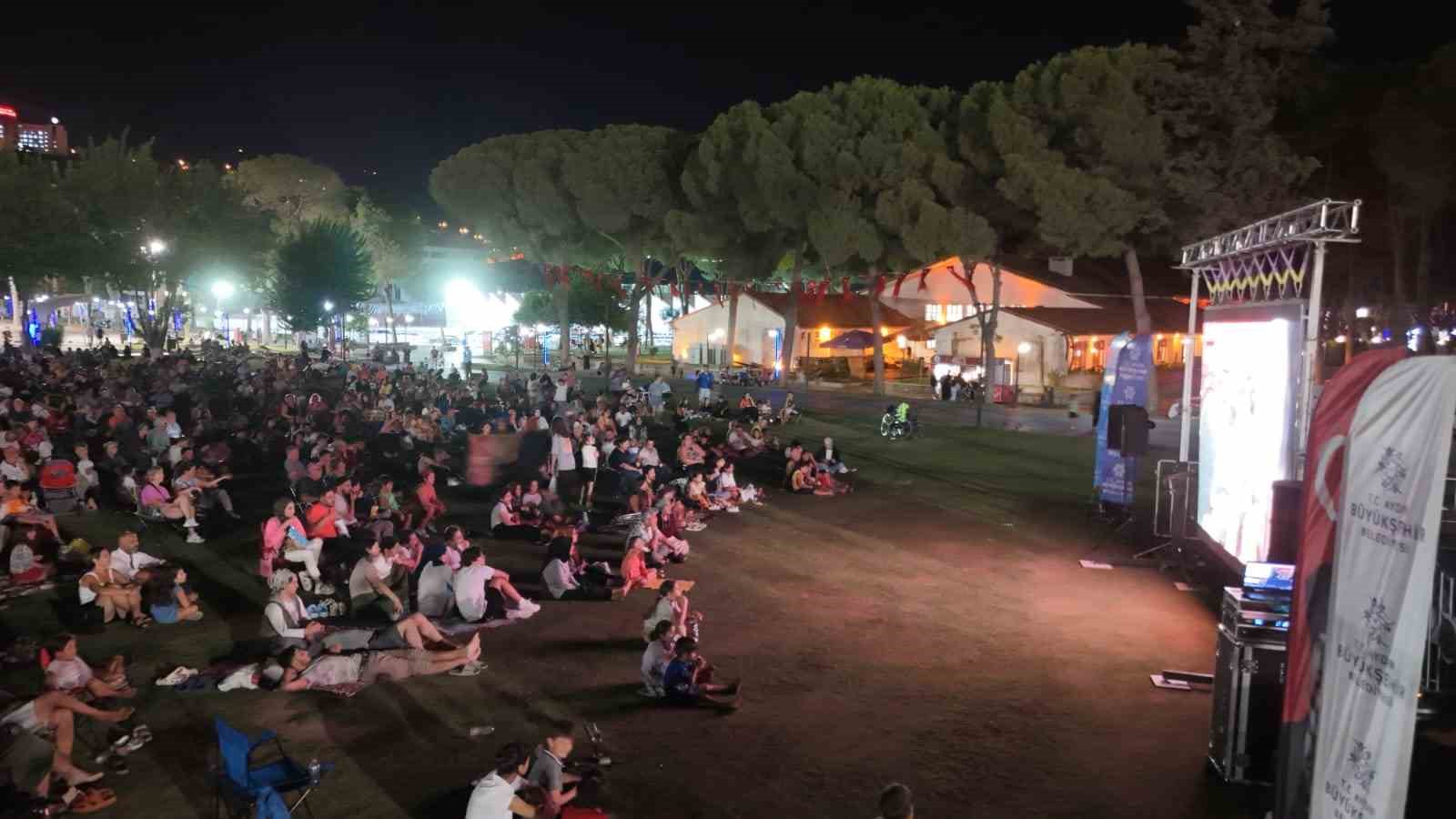 Başkan Çerçioğlu Aydınlıları açık hava sinemasıyla buluşturdu
