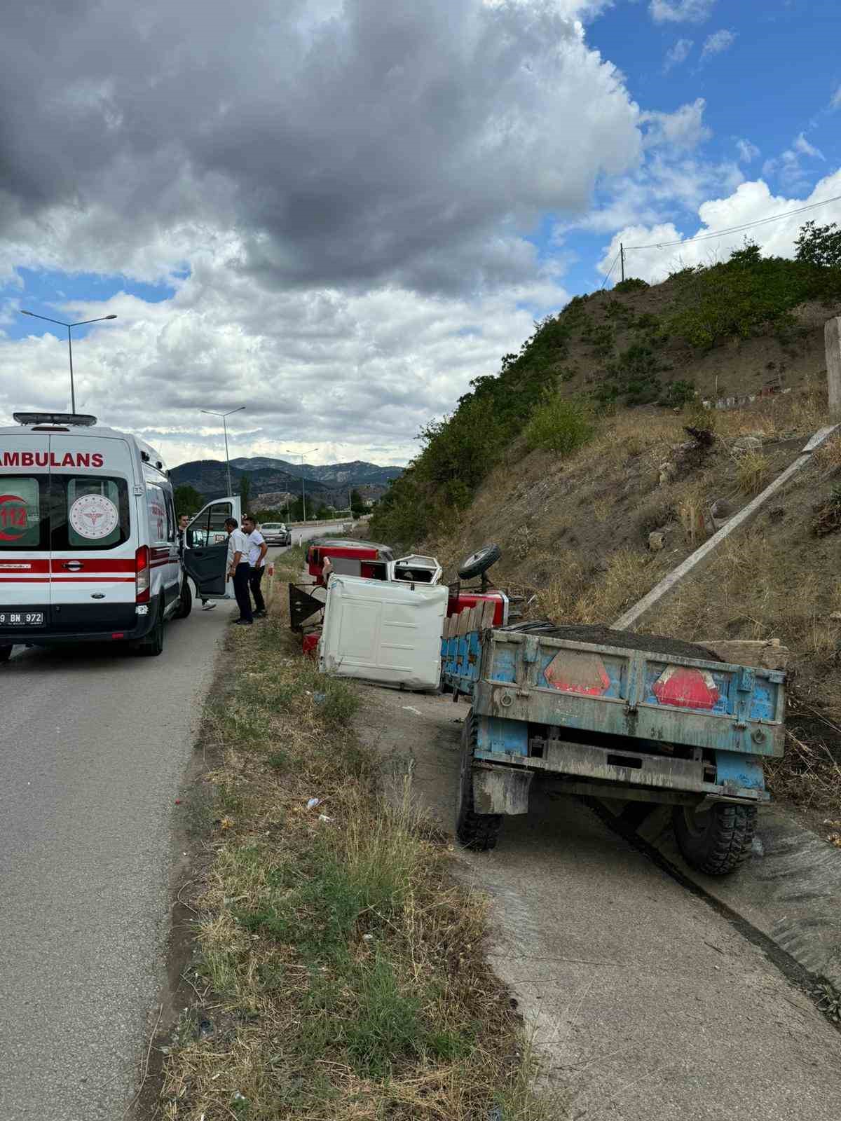 Kontrolden &ccedil;ıkan trakt&ouml;r devrildi, s&uuml;r&uuml;c&uuml; yaralandı
