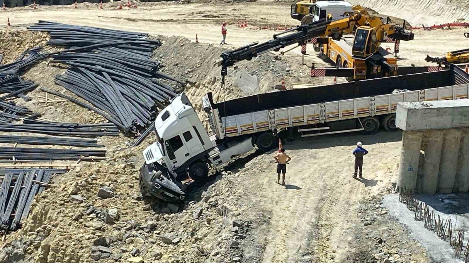 Bahçelievler’de inşaat alanında freni boşalan demir yüklü tır otomobili biçti
