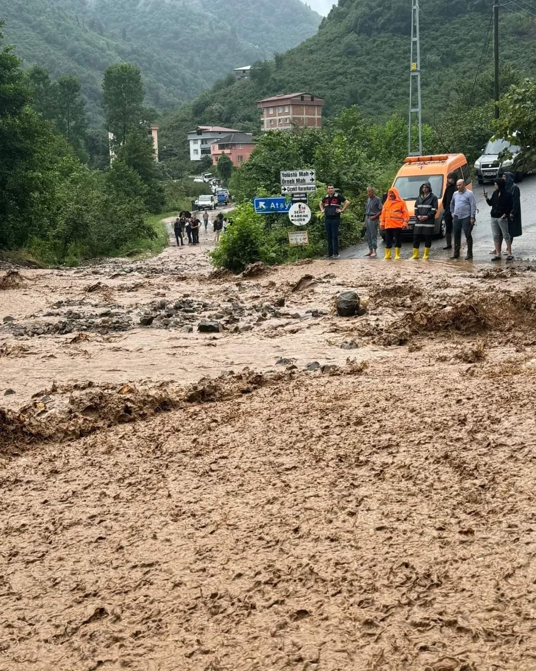 Belediye ekipleri şiddetli yağışlar sonrası kapanan yolları ulaşıma açtı
