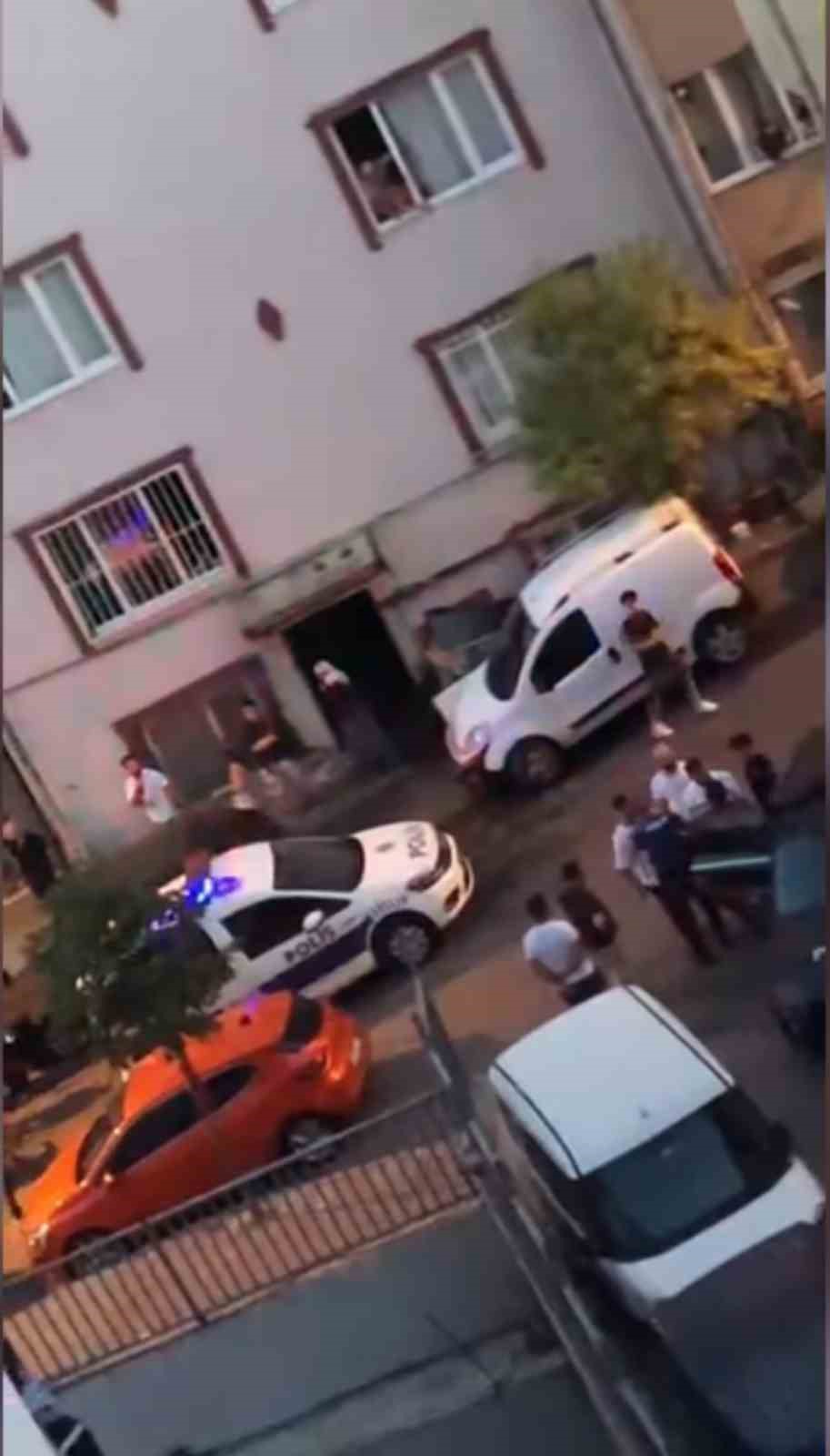 İstanbul&rsquo;da sokakta "mini etek" kavgası: Kız kardeşine laf atılınca bı&ccedil;ak &ccedil;ekti
