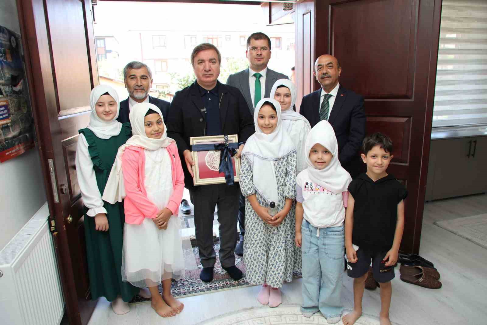 Minik Kur&rsquo;an kursu &ouml;ğrencilerinden valiye sevgi seli
