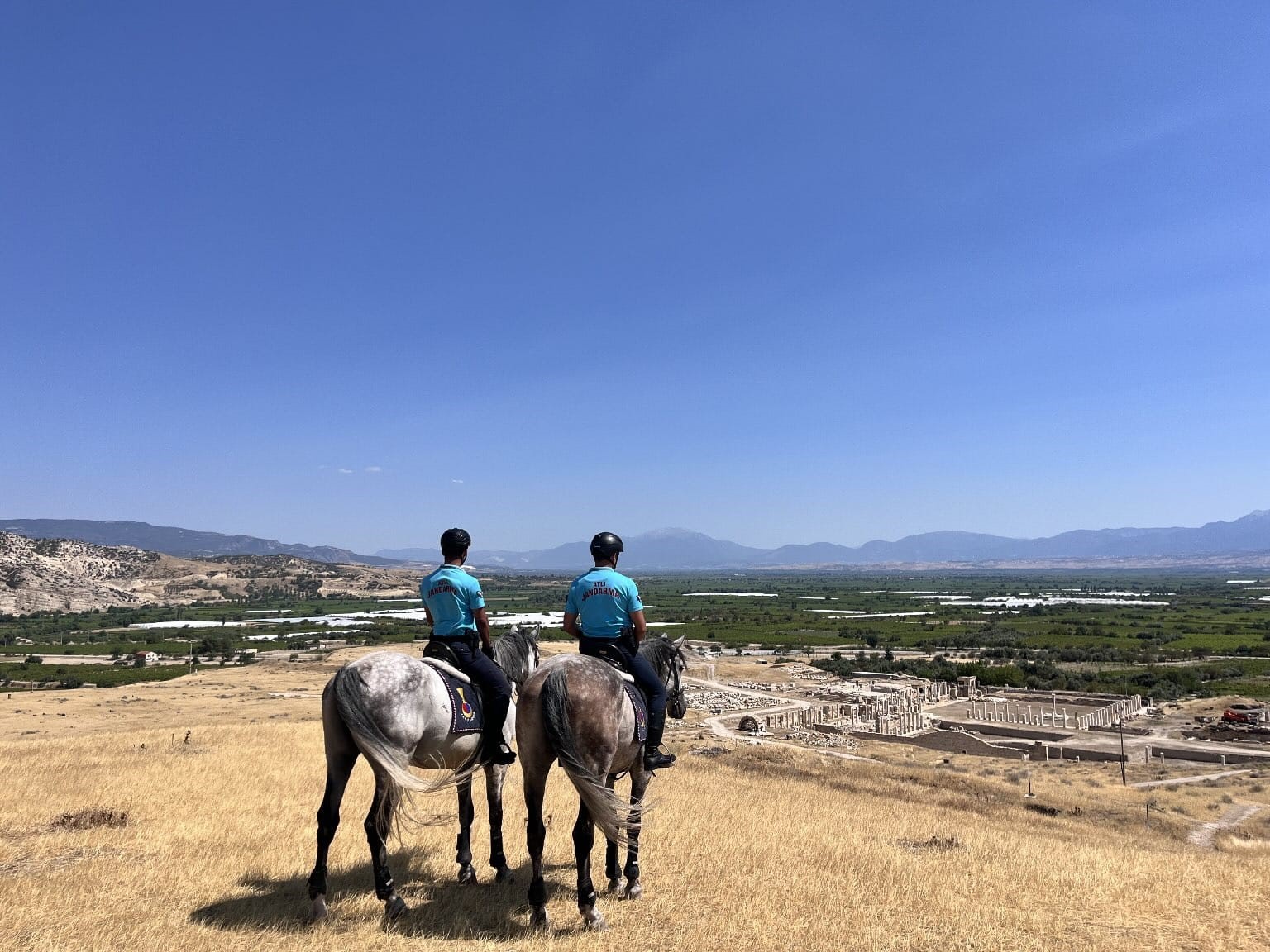 Atlı jandarma timi Tripolis&rsquo;te devriye gezdi
